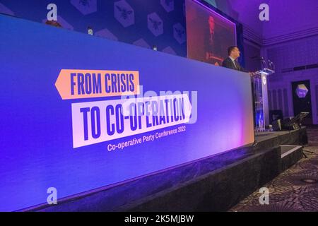 The Co-operated Party Conference 2022, Queens Hotel, Leeds, Yorkshire, Inghilterra, REGNO UNITO. 9th Ott 2022. WES Streeting MP, Shadow Secretary of state for Health and Social Care, intervenendo alla Conferenza annuale del Partito cooperativo. Credit: Alan Beastall/Alamy Live News Foto Stock