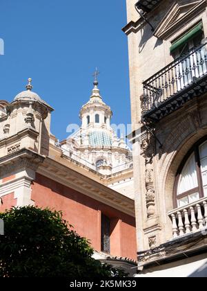 SEVILLA, SPAGNA Vista della città con la Cattedrale di Siviglia e la torre Giralda. Primavera in Calle Mateos Gago. Foto Stock