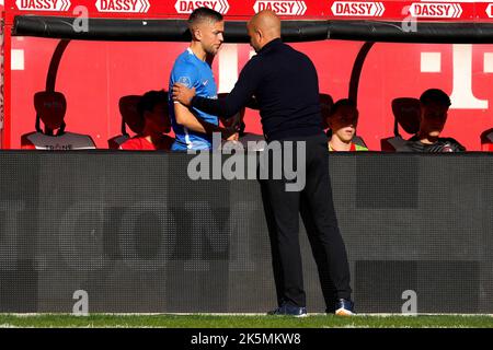 UTRECHT - (lr) Jesper Karlsson di AZ, AZ allenatore Pascal Jansen durante la partita olandese Eredivie tra FC Utrecht e AZ Alkmaar a Stadion Galgenwaard il 9 ottobre 2022 a Utrecht, Paesi Bassi. ANP ED DEL POL Foto Stock