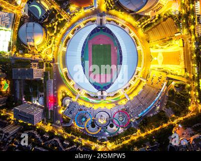 Una vista aerea dall'alto dello splendido Stadio per i Giochi Asiatici del 2022 a Hangzhou, Cina di notte Foto Stock