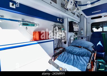 EMS. Interno dell'ambulanza con gurney, defibrillatore e altre attrezzature mediche e forniture trasportate a bordo Foto Stock