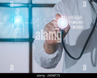 Medico di medicina maschile mano stetoscopio in mano toccare icona connessione di rete medica con moderna interfaccia schermo virtuale dell'ospedale toracico Foto Stock