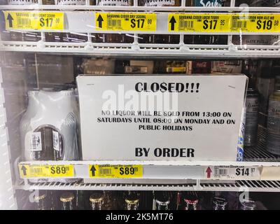 Accedi a un frigo per la birra in un supermercato dicendo 'chiuso!!! Il liquore non sarà venduto dalle 13:00:08:00 il sabato fino alle 18:00 il lunedì e nei giorni festivi. Per ordine', Namibia Foto Stock
