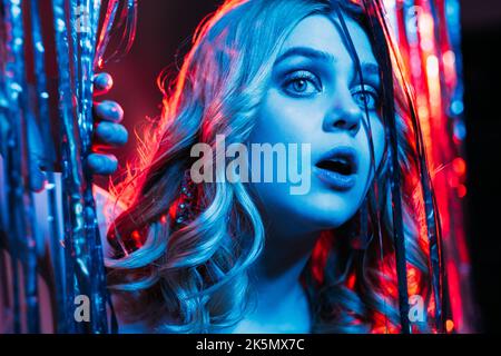 curiosa donna festa di natale sorpresa festosa Foto Stock