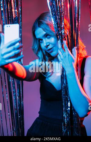 selfie natale bello donna look festivo Foto Stock