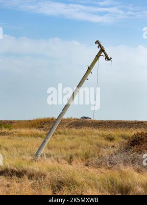 Sondaggio sui telegrafi in un paesaggio piatto, Orford Ness, Suffolk, Inghilterra Foto Stock