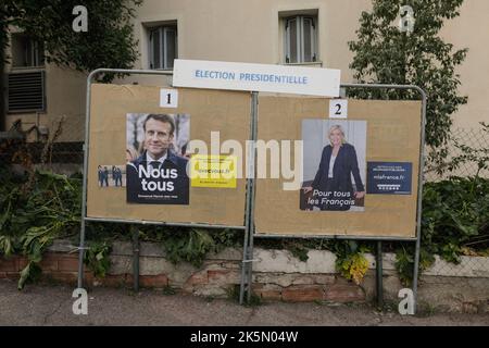 Menton, Francia - 20 aprile 2022: Manifesti elettorali con Emmanuel Macron e Marine le Pen prima del secondo turno delle elezioni presidenziali in Francia. Foto Stock