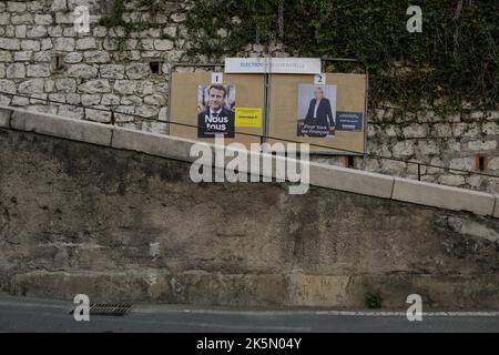 Menton, Francia - 20 aprile 2022: Manifesti elettorali con Emmanuel Macron e Marine le Pen prima del secondo turno delle elezioni presidenziali in Francia. Foto Stock