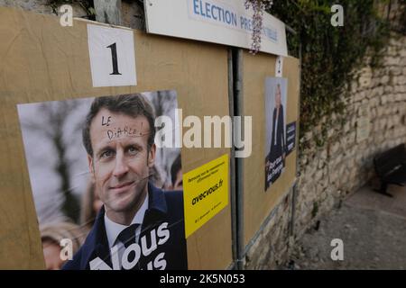Menton, Francia - 20 aprile 2022: Manifesti elettorali con Emmanuel Macron e Marine le Pen prima del secondo turno delle elezioni presidenziali in Francia. Foto Stock