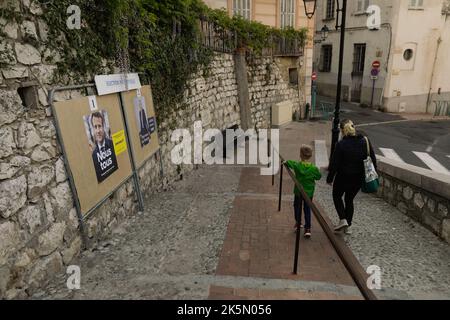 Menton, Francia - 20 aprile 2022: Manifesti elettorali con Emmanuel Macron e Marine le Pen prima del secondo turno delle elezioni presidenziali in Francia. Foto Stock