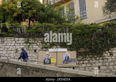 Menton, Francia - 20 aprile 2022: Manifesti elettorali con Emmanuel Macron e Marine le Pen prima del secondo turno delle elezioni presidenziali in Francia. Foto Stock