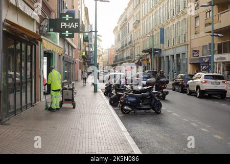 Menton, Francia - 20 aprile 2022: Dettagli dalla città di mare di Menton sulla costa Azzurra durante una giornata di sole primaverile. Foto Stock