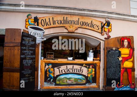 Tradizionale torta Trdelník spaccata a Praga, Repubblica Ceca. Foto Stock