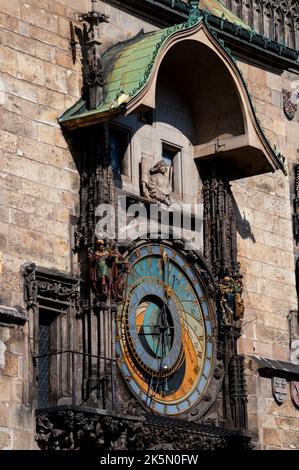 Porta maestri dell'orologio sull'orologio astrologico gotico a Praga, Repubblica Ceca. Foto Stock