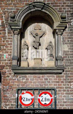 Sollievo religioso alla porta della mucca nella città di Kempen Foto Stock