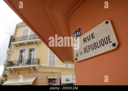 Menton, Francia - 20 aprile 2022: Dettagli dalla città di mare di Menton sulla costa Azzurra durante una giornata di sole primaverile. Foto Stock