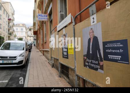 Menton, Francia - 20 aprile 2022: Manifesti elettorali con Emmanuel Macron e Marine le Pen prima del secondo turno delle elezioni presidenziali in Francia. Foto Stock