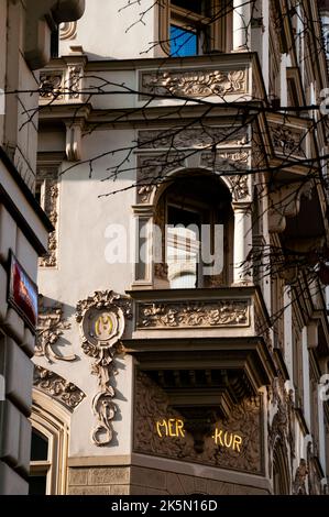 Balcone rinascimentale italiano su un'architettura in stile romanticismo in via Parizska a Praga, Repubblica Ceca. Foto Stock