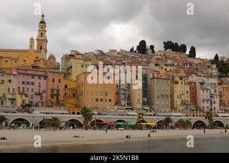 Menton, Francia - 22 aprile 2022: Città vecchia e l'architettura di Menton sulla costa Azzurra durante una nuvolosa giornata di primavera. Foto Stock