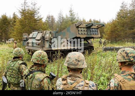 Akkeshi, Giappone. 03 ottobre 2022. I Marines degli Stati Uniti con 12th reggimento marino, 3D divisione marina, osservano i membri dell'esercito del nord, la forza di Self-Difesa di terra del Giappone operi un sistema multiplo di lancio del razzo M270 durante l'esercitazione congiunta Resolute Dragon 22 all'area di manovra di Yausubetsu, 3 ottobre 2022 a Hokkaido, Giappone. Foto Stock