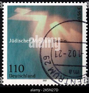 GERMANIA - CIRCA 2001: Un francobollo stampato in Germania dedicato all'apertura del Museo Ebraico di Berlino, circa 2001 Foto Stock