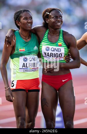 Habitat Alemu di Etiopia e Noélie Yarigo di Benin gareggiano nelle manche femminili del 800m ai Campionati mondiali di atletica, Hayward Field, Eugene, Foto Stock