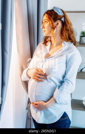 donna incinta sensazione di maternità nuova vita Foto Stock