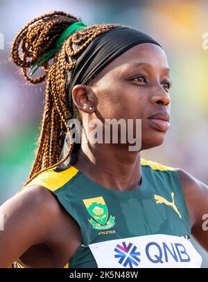 Prudence Sekgodiso del Sudafrica gareggia nelle manche femminili del 800m ai Campionati mondiali di atletica, Hayward Field, Eugene, Oregon USA sul Foto Stock