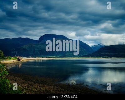 Veduta di ben Nevis da Corpach torreggiante sopra Loch Linnhe. Highlands scozzesi, Scozia Foto Stock