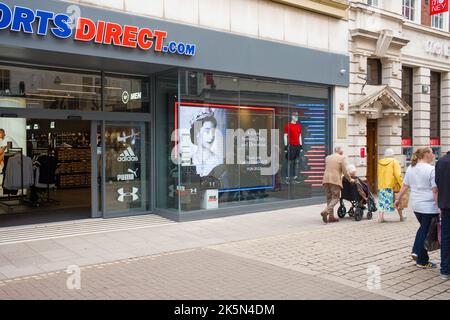 Vetrata commemorativa della Regina Elisabetta II presso il negozio Sports Direct nel centro di York Foto Stock