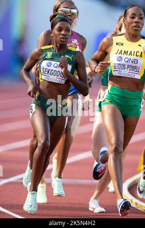 Prudence Sekgodiso del Sudafrica gareggia nelle manche femminili del 800m ai Campionati mondiali di atletica, Hayward Field, Eugene, Oregon USA sul Foto Stock