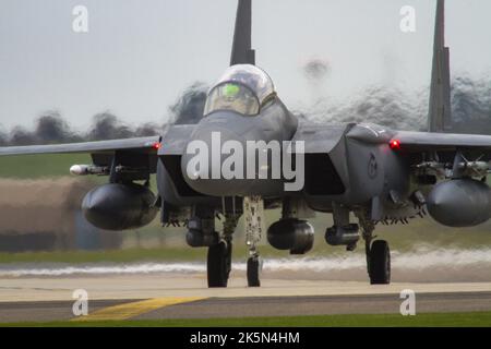 Un aereo da combattimento USAF F-15E decolla da RAF Lakenheath a Suffolk, Regno Unito Foto Stock