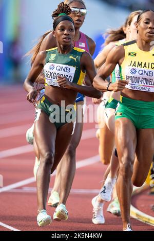 Prudence Sekgodiso del Sudafrica gareggia nelle manche femminili del 800m ai Campionati mondiali di atletica, Hayward Field, Eugene, Oregon USA sul Foto Stock