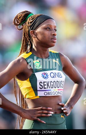 Prudence Sekgodiso del Sudafrica gareggia nelle manche femminili del 800m ai Campionati mondiali di atletica, Hayward Field, Eugene, Oregon USA sul Foto Stock