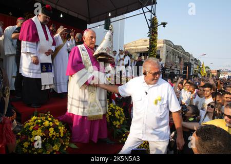 L'Arcivescovo Dom Alberto Taveira (C) custodisce la statua della Madonna di Nazareth durante le celebrazioni della Círio de Nazare (candela di Nazareth) con oltre 200 anni di storia e dichiarata patrimonio dell'umanità dall'UNESCO il 9 ottobre 2022 a Belem, nel nord del Brasile. Quasi due milioni di pellegrini hanno partecipato alla più grande processione cattolica del Brasile (Foto di Paulo Amorim/Sipa USA) Credit: Sipa USA/Alamy Live News Foto Stock