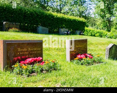 Kirkan, Gunnarskog, Svezia - Luglio 2021: Tombe nei pressi della chiesa di Bogen, nel nord della Svezia, costruita nel 185. Europa Foto Stock