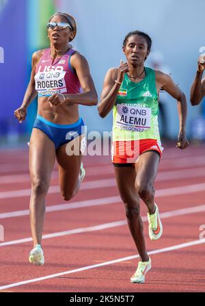 Raevyn Rogers degli Stati Uniti e Habitat Alemu dell’Etiopia gareggiano nelle manche femminili del 800m ai Campionati mondiali di atletica, Hayward Field, Eugene Foto Stock