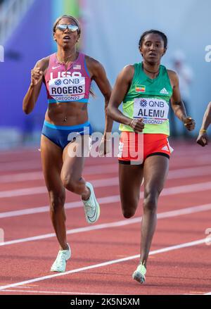 Raevyn Rogers degli Stati Uniti e Habitat Alemu dell’Etiopia gareggiano nelle manche femminili del 800m ai Campionati mondiali di atletica, Hayward Field, Eugene Foto Stock