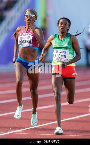 Raevyn Rogers degli Stati Uniti e Habitat Alemu dell’Etiopia gareggiano nelle manche femminili del 800m ai Campionati mondiali di atletica, Hayward Field, Eugene Foto Stock