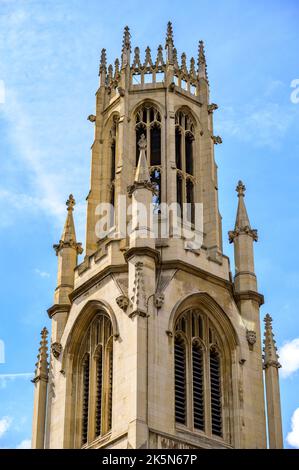 LONDRA - 21 maggio 2022: Torre della Chiesa della Chiesa della Gilda di St Dunstan-in-the-West, Fleet Street Foto Stock