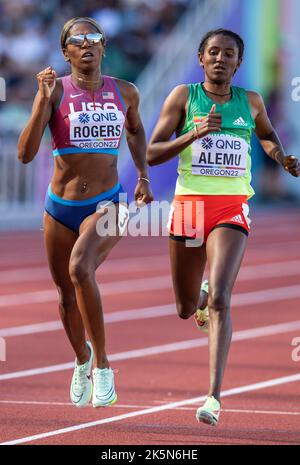 Raevyn Rogers degli Stati Uniti e Habitat Alemu dell’Etiopia gareggiano nelle manche femminili del 800m ai Campionati mondiali di atletica, Hayward Field, Eugene Foto Stock