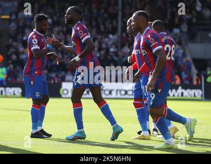 Londra, Regno Unito. 9th Ott 2022. Odsonne Edouard (2nd L) del Crystal Palace festeggia dopo aver segnato per renderlo 1-1 durante la partita della Premier League al Selhurst Park, Londra. Il credito dell'immagine dovrebbe essere: Paul Terry/Sportimage Credit: Sportimage/Alamy Live News Foto Stock