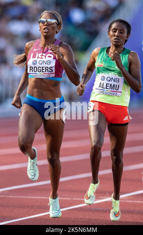 Raevyn Rogers degli Stati Uniti e Habitat Alemu dell’Etiopia gareggiano nelle manche femminili del 800m ai Campionati mondiali di atletica, Hayward Field, Eugene Foto Stock