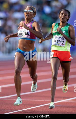 Raevyn Rogers degli Stati Uniti e Habitat Alemu dell’Etiopia gareggiano nelle manche femminili del 800m ai Campionati mondiali di atletica, Hayward Field, Eugene Foto Stock