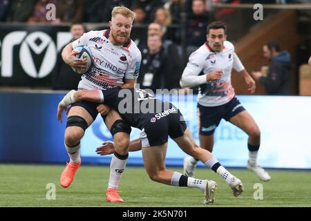 Newcastle, Regno Unito. 9th ottobre 2022Saracens Jackson Wray, è affrontato da Tom Penny di Newcastle Falcons, durante la partita Gallagher Premiership tra Newcastle Falcons e Saracens a Kingston Park, Newcastle, domenica 9th ottobre 2022. (Credit: Michael driver | MI News) Credit: MI News & Sport /Alamy Live News Foto Stock