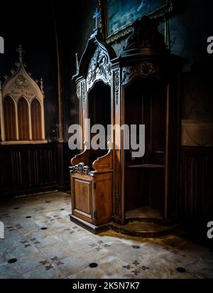 Il confessionale a Collegiale Notre Dame, Beaune, Borgogna, Francia. Foto Stock