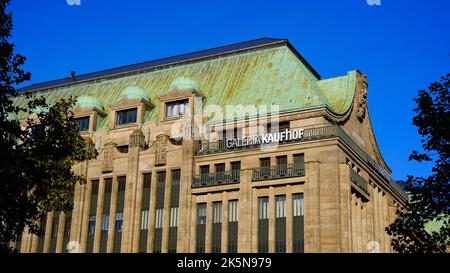 Edificio storico del famoso grande magazzino 'Kaufhof an der Kö' (Galeria Kaufhof) a Düsseldorf/Germania. Foto Stock