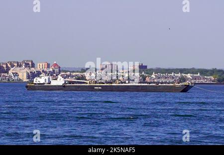 New York, Stati Uniti. 10/0702022 New York City, NY chiatte sul fiume Hudson a New York City, venerdì 7 ottobre 2022. Foto di Jennifer Graylock-Alamy News Foto Stock