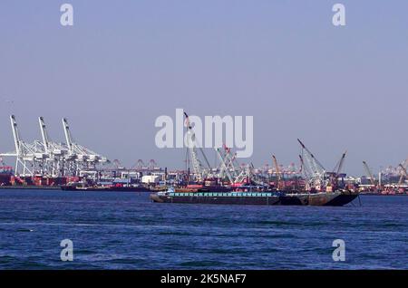 New York, Stati Uniti. 10/0702022 New York City, NY chiatte sul fiume Hudson a New York City, venerdì 7 ottobre 2022. Foto di Jennifer Graylock-Alamy News Foto Stock