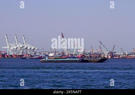 New York, Stati Uniti. 10/0702022 New York City, NY chiatte sul fiume Hudson a New York City, venerdì 7 ottobre 2022. Foto di Jennifer Graylock-Alamy News Foto Stock